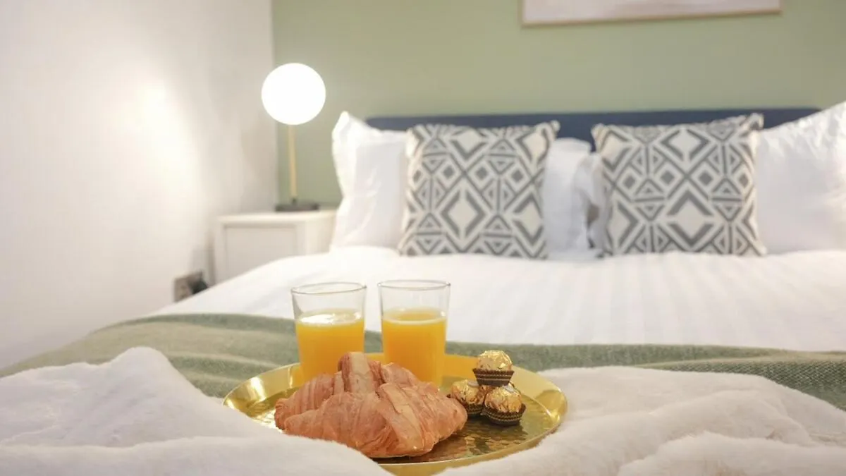 Stunning Brighton Seaside 2-Bedroom Townhouse With Patio, Sleeps 6