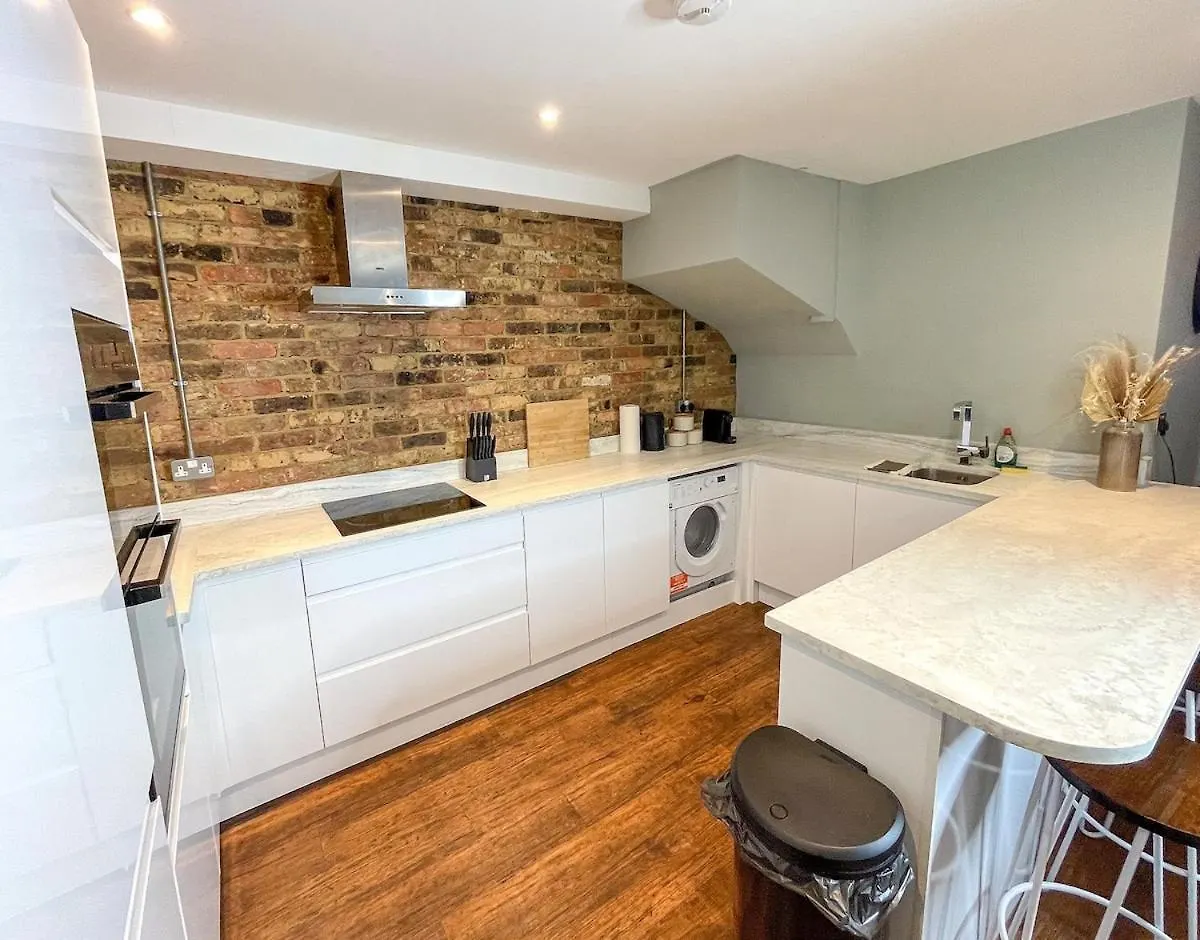 Stunning Brighton Seaside 2-Bedroom Townhouse With Patio, Sleeps 6 Dom wakacyjny