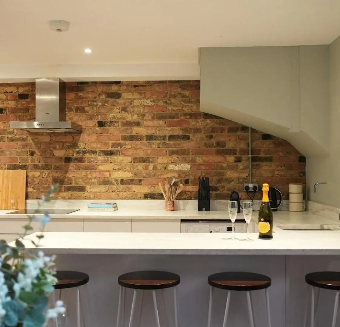 Stunning Brighton Seaside 2-Bedroom Townhouse With Patio, Sleeps 6