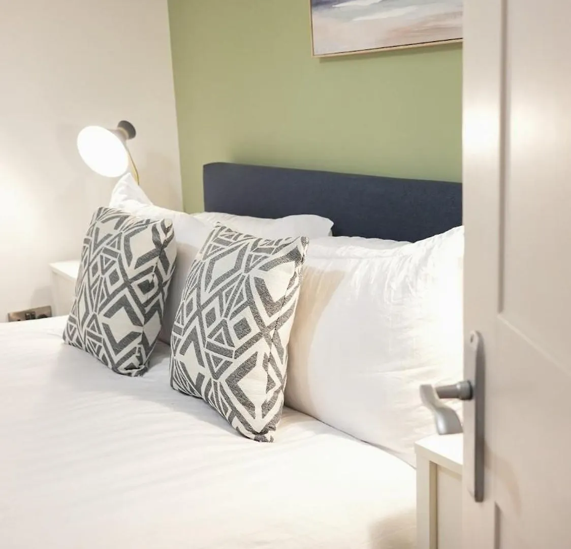 Stunning Brighton Seaside 2-Bedroom Townhouse With Patio, Sleeps 6 0*,