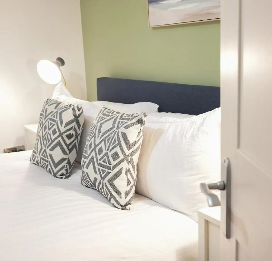 Stunning Brighton Seaside 2-Bedroom Townhouse With Patio, Sleeps 6 Casa de Férias