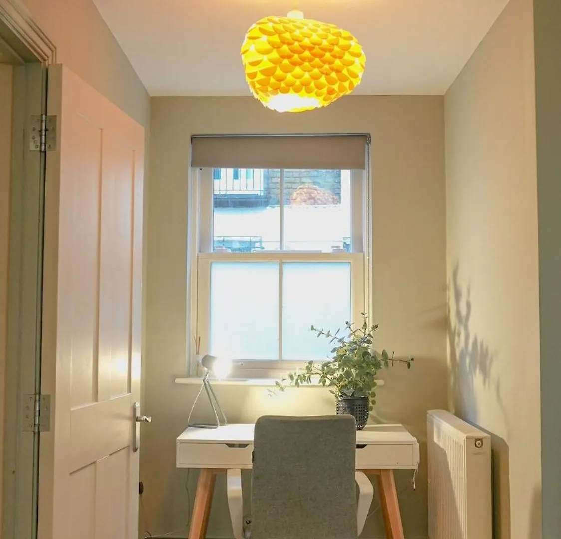 Stunning Brighton Seaside 2-Bedroom Townhouse With Patio, Sleeps 6 0*,  Reino Unido
