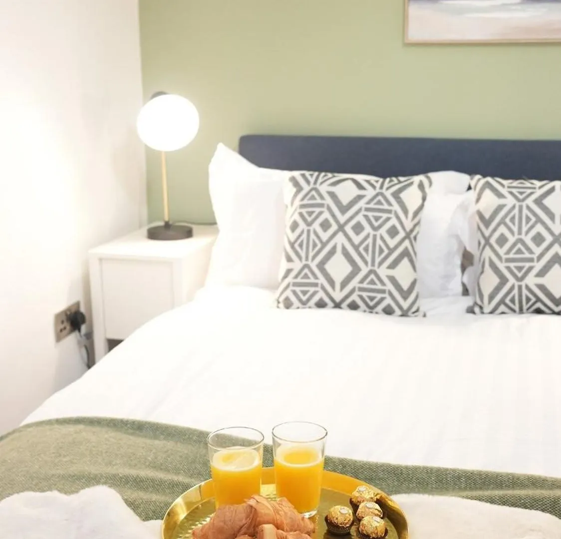 Stunning Brighton Seaside 2-Bedroom Townhouse With Patio, Sleeps 6