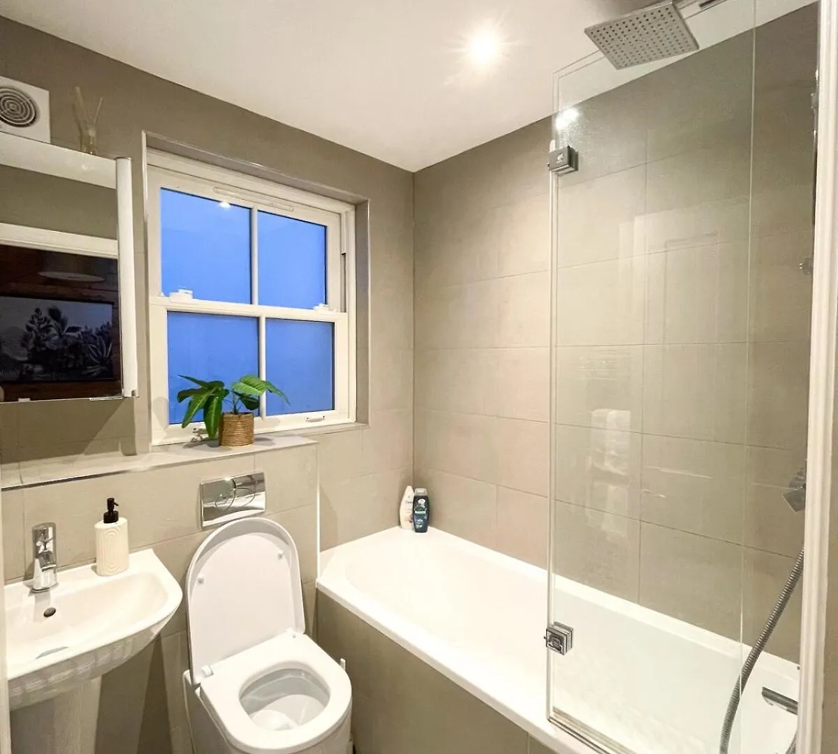 Stunning Brighton Seaside 2-Bedroom Townhouse With Patio, Sleeps 6