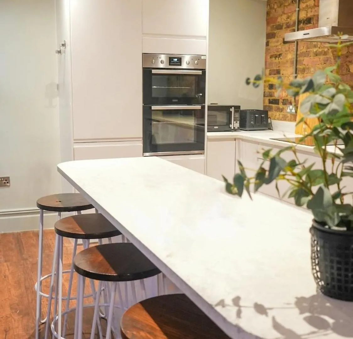 Stunning Brighton Seaside 2-Bedroom Townhouse With Patio, Sleeps 6 0*,  Reino Unido