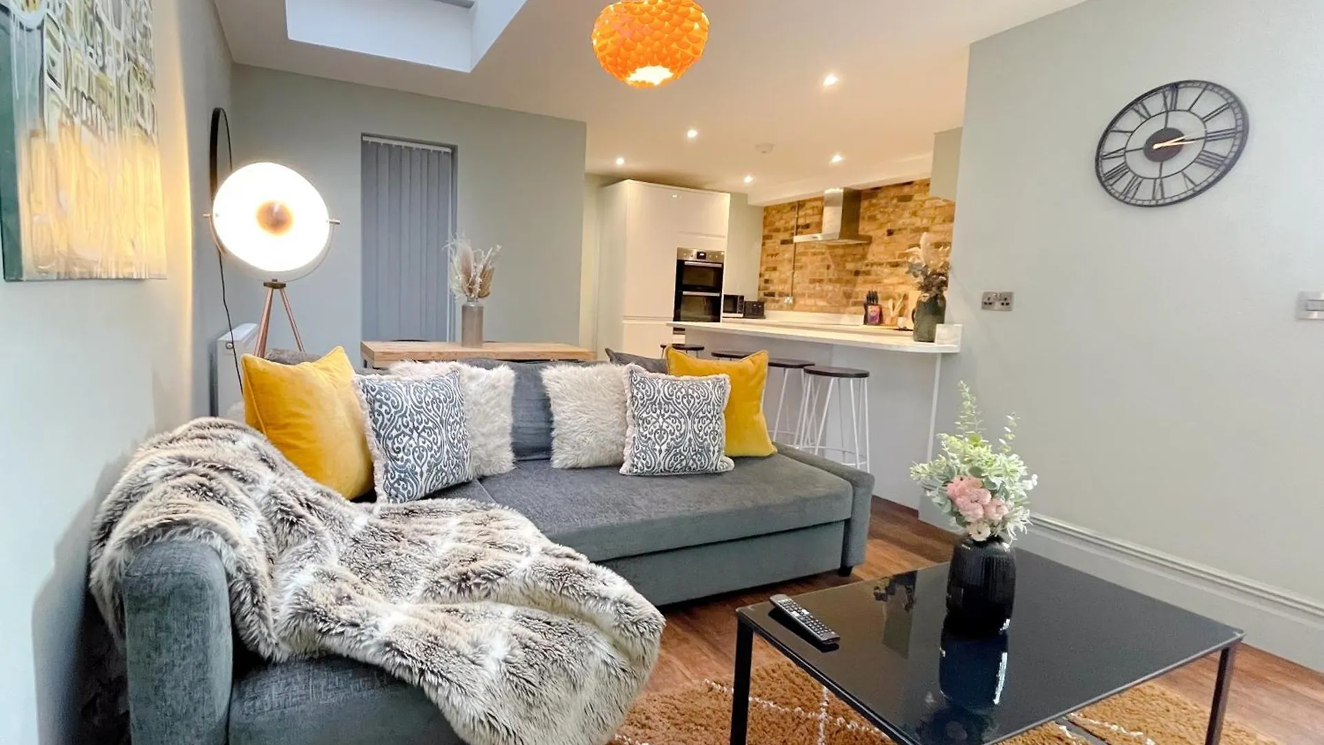Stunning Brighton Seaside 2-Bedroom Townhouse With Patio, Sleeps 6