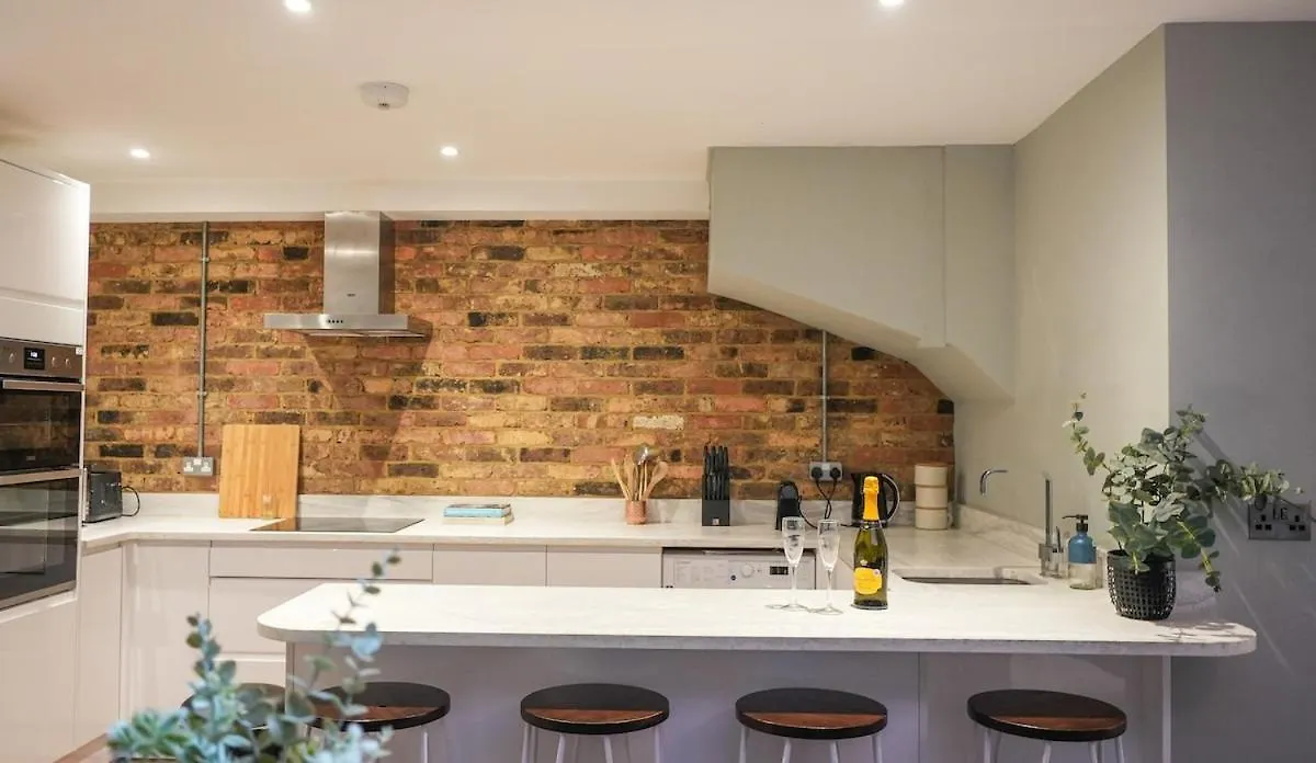 Stunning Brighton Seaside 2-Bedroom Townhouse With Patio, Sleeps 6